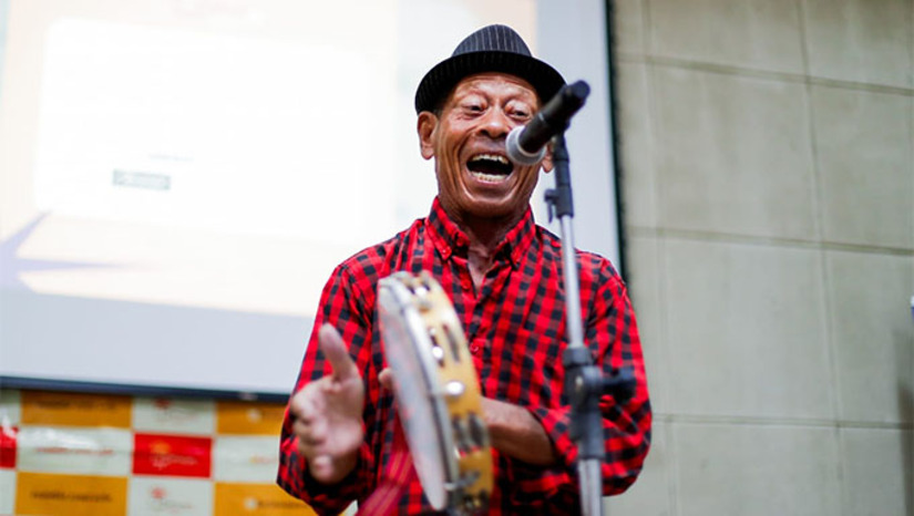 Imagem 1 -  A programação da noite será aberta às 18h, com o show "O coco de Concriz", do Mestre Concriz do Coco. Entre cocos de improviso e declamações em cordel, Concriz apresenta ao público um repertório de clássicos da sua trajetória musical, em versões modernizadas, com o acompanhamento de zabumba, pandeiro, ganzá e guitarra. O show tem conquistado a plateia por onde passa. Acompanham o Mestre Concriz, os músicos Renata Soraya (voz e pandeiro), Nilsinho Percussa (Percussão), Pedro Carlos (guitarra) e Esdras Marchezan (voz e ganzá)