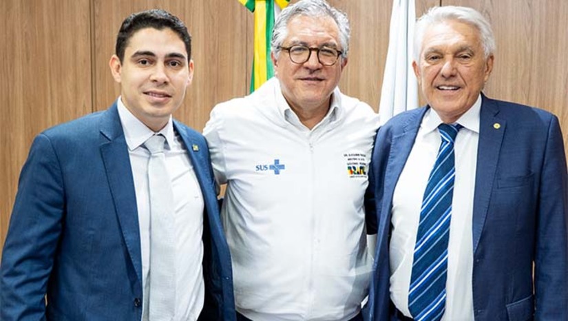 Imagem 1 -  O prefeito de Upanema, Renan, apresentou ao ministro da Saúde, Alexandre Padilha, o projeto do Hospital Municipal de Upanema, orçado em R$ 4,6 milhões. Após superar entraves burocráticos, o projeto foi aprovado. O deputado federal João Maia destinou R$ 400 mil por emenda para início da obra e articulou apoio para que o ministério viabilize mais recursos. A expectativa é que, ainda este ano, o projeto avance e atenda um antigo desejo da população.