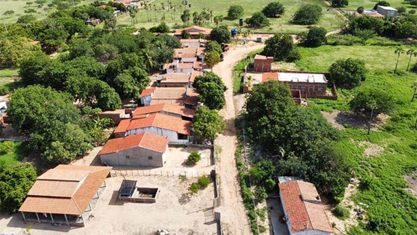 Imagem 1 -  A obra de pavimentação da comundiade Tirinete está orçada em mais de R$ 300 mil, e é fruto de emenda do deputado federal João Maia, articulada pelo vereador Railton Diógenes, com contrapartida municipal. Durante a assinatura da ordem de serviço, o prefeito Sabino destacou o compromisso da gestão com a melhoria da infraestrutura e qualidade de vida da população.