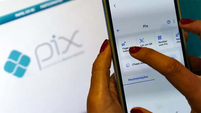 Imagem 1 -   O Pix automático começa a funcionar nesta segunda-feira (16) como alternativa ao débito automático e aos boletos. A ferramenta permite que o usuário autorize, de forma única, pagamentos periódicos a empresas e prestadores de serviços, como MEIs, com os débitos ocorrendo automaticamente. Segundo o Banco Central, a novidade pode beneficiar até 60 milhões de brasileiros sem cartão de crédito e facilitar a cobrança para empresas, eliminando a necessidade de convênios com vários bancos.