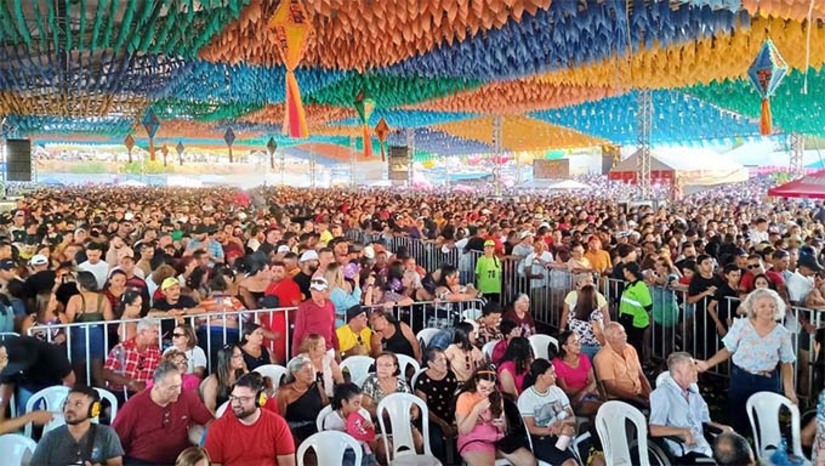 Imagem 1 -   O Arraiá do Povo Poeta Zé Lima, que passou a fazer parte da estrutura do "Mossoró Cidade Junina", chega ao terceiro ano como um dos polos preferidos das famílias que optam por uma programação mais tradicional e em horário diurno. Neste segundo fim de semana da edição do Arraiá do Povo, várias bandas e artistas se apresentaram. Entre os pontos altos das atrações, a apresentação da cantora Mara Pavanelly conseguiu a interação de uma verdadeira multidão, que lotou o Arriá do Povo. Com recorde de público, o polo conquistou por completo a preferência dos mossoroenses.