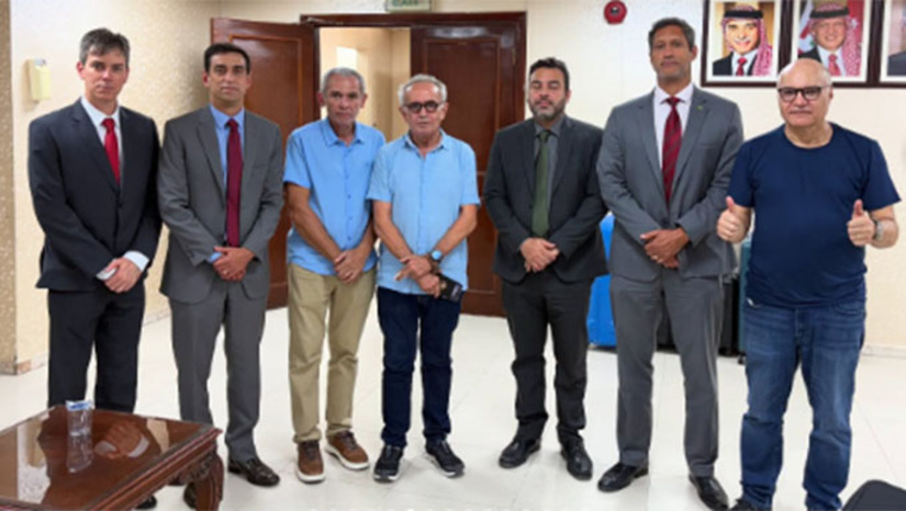 Imagem 1 - Francisco Vagner Araújo (à direita na foto), natural de Lucrécia-RN, secretário de Planejamento da Prefeitura de Natal, foi para Israel no dia 10 passado e no dia seguinte começou a guerra com o Irã. Eles ficaram dentro de um bunker de uma universidade. Na tarde desta segunda-feira, 16, publicou fotos, informando que conseguiram sair de Israel pela fronteira da Jordânia. Imagem 1 - Francisco Vagner Araújo (à direita na foto), natural de Lucrécia-RN, secretário de Planejamento da Prefeitura de Natal, foi para Israel no dia 10 passado e no dia seguinte começou a guerra com o Irã. Eles ficaram dentro de um bunker de uma universidade. Na tarde desta segunda-feira, 16, publicou fotos, informando que conseguiram sair de Israel pela fronteira da Jordânia.