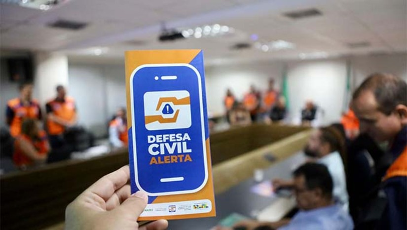 Imagem 1 - O sistema, chamado “Defesa Civil Alerta”, utiliza a rede de telefonia celular para enviar mensagens sonoras sobrepostas ao conteúdo do aparelho — inclusive se estiver no modo silencioso. Ele é compatível com celulares fabricados a partir de 2020 com tecnologia 4G ou 5G e será utilizado para avisar sobre riscos iminentes como alagamentos, deslizamentos e tempestades. Imagem 1 - O sistema, chamado “Defesa Civil Alerta”, utiliza a rede de telefonia celular para enviar mensagens sonoras sobrepostas ao conteúdo do aparelho — inclusive se estiver no modo silencioso. Ele é compatível com celulares fabricados a partir de 2020 com tecnologia 4G ou 5G e será utilizado para avisar sobre riscos iminentes como alagamentos, deslizamentos e tempestades.