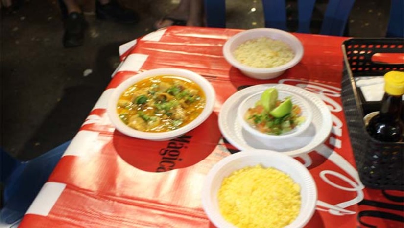 Imagem 1 - Muito além dos shows e festejos, o Mossoró Cidade Junina 2025 também é um verdadeiro festival de sabores, com destaque para a culinária nordestina. No Corredor Cultural, pratos típicos como carne de carneiro, galinha caipira e carne de sol fazem sucesso, mas é a panelada que lidera a preferência do público. A gastronomia reafirma, assim, seu papel essencial na celebração junina de Mossoró. Imagem 1 - Muito além dos shows e festejos, o Mossoró Cidade Junina 2025 também é um verdadeiro festival de sabores, com destaque para a culinária nordestina. No Corredor Cultural, pratos típicos como carne de carneiro, galinha caipira e carne de sol fazem sucesso, mas é a panelada que lidera a preferência do público. A gastronomia reafirma, assim, seu papel essencial na celebração junina de Mossoró.