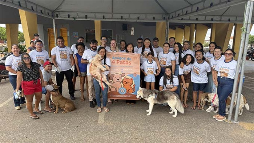 Imagem 1 -  A ação aconteceu na vila Brasília, levando serviços gratuitos para a população, como aplicação de vacinas, consultas veterinárias e a distribuição de kits de cuidados para os pets.  Além dos atendimentos, foram realizadas palestras educativas sobre a importância da guarda responsável, os cuidados com a saúde dos animais e a conscientização contra o abandono.
