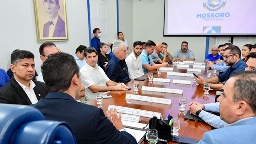 Imagem 1 - O prefeito de Mossoró, Allyson Bezerra, apresentou nesta terça-feira (17), aos clubes de futebol e instituições comerciais e empresariais da cidade, projeto de lei, que permite a construção do novo estádio de Mossoró, através de parceria público-privada. É o início da concretização de uma grande realização para a história de Mossoró e para o nosso esporte’’, pontuou Allyson Bezerra. Imagem 1 - O prefeito de Mossoró, Allyson Bezerra, apresentou nesta terça-feira (17), aos clubes de futebol e instituições comerciais e empresariais da cidade, projeto de lei, que permite a construção do novo estádio de Mossoró, através de parceria público-privada. É o início da concretização de uma grande realização para a história de Mossoró e para o nosso esporte’’, pontuou Allyson Bezerra.