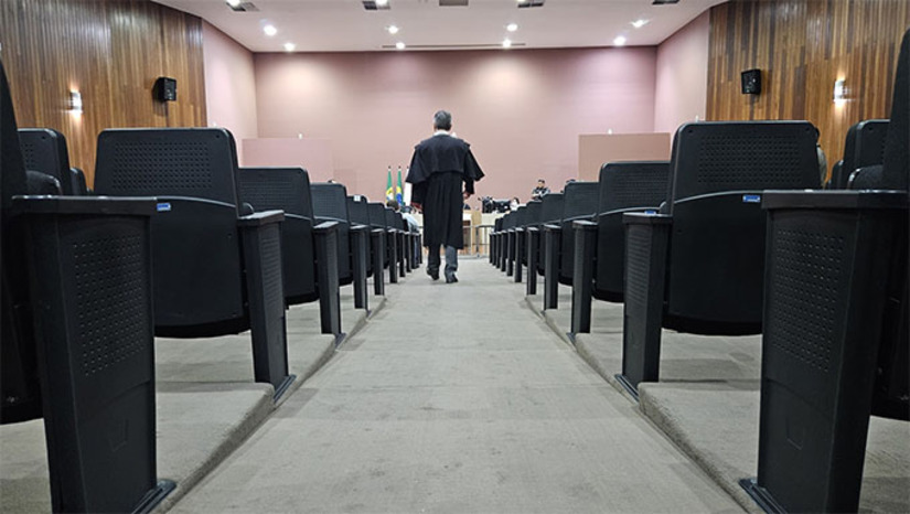 Imagem 1 - Julgamento aconteceu no Fórum Municipal Desembargador Silveira Martins, sob a presidência do juiz Vagnos Kelly. O promotor do caso foi Italo Moreira e o advogado Carlos Santana defendeu os interesses do réu Alef Evangelista. O júri começou de 9 horas e terminou no início da tarde, com o Conselho de Sentença acatando a tese de acusação. Imagem 1 - Julgamento aconteceu no Fórum Municipal Desembargador Silveira Martins, sob a presidência do juiz Vagnos Kelly. O promotor do caso foi Italo Moreira e o advogado Carlos Santana defendeu os interesses do réu Alef Evangelista. O júri começou de 9 horas e terminou no início da tarde, com o Conselho de Sentença acatando a tese de acusação.