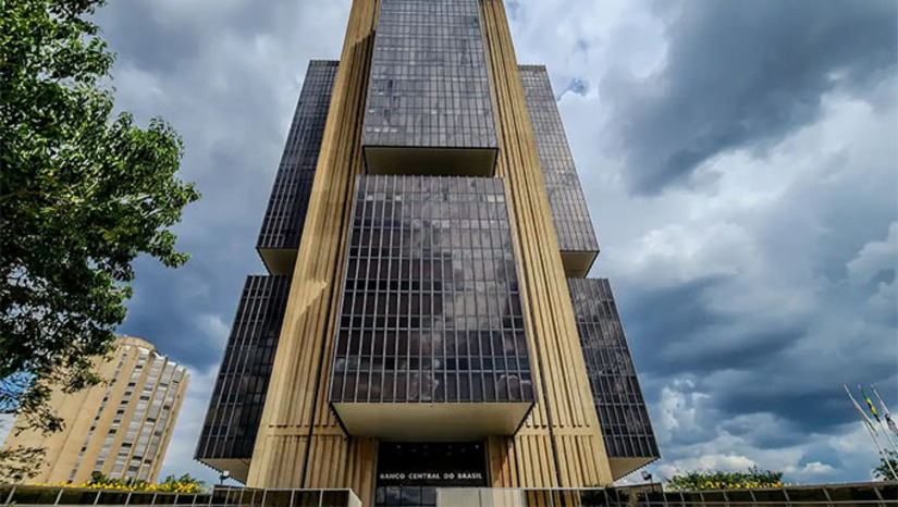 Imagem 1 -  Embora houvesse divisões, a decisão surpreendeu parte do mercado financeiro, que esperava a manutenção em 14,75% ao ano.  Em comunicado, o Copom informou que deverá manter os juros em 15% ao ano nas próximas reuniões, enquanto observa os efeitos do ciclo de alta da Selic sobre a economia. No entanto, não descartou mais altas, caso a inflação suba.