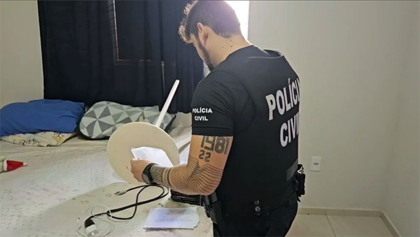 Imagem 1 -  O investigado atendeu uma senhora em Jucurutu-RN com fratura no punho e mesmo diante do raio x diagnosticou que era entorse e não encaminhou a paciente para um ortopedista. Tempos depois, um médico de verdade constatou o erro, mas já era tarde, a senhora perdeu a função total da mão direita. Nas buscas autorizadas pela Justiça na casa do suspeito nesta quarta-feira, 18, os policiais apreenderam carimbos e documentos públicos com indícios fortes de falsificação usado pelo falso médico. 