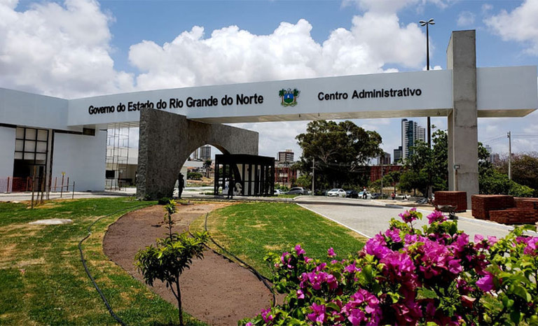 Imagem 1 -  O Governo do Rio Grande do Norte sancionou a lei que proíbe a nomeação para cargos comissionados na administração pública estadual de pessoas condenadas por crimes de racismo, homofobia e transfobia. A norma, de autoria da deputada Eudiane Macedo, abrange todos os poderes e entra em vigor a partir de sua publicação. A vedação vale desde o trânsito em julgado da condenação até o cumprimento da pena. A governadora Fátima Bezerra destacou o caráter histórico e pedagógico da medida, reforçando o compromisso do Estado com os direitos humanos e o combate à intolerância.