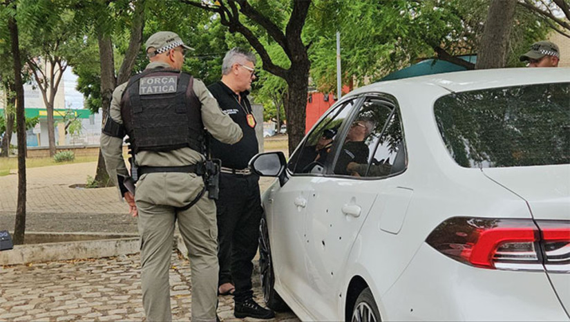 Imagem 1 -  Uma vítima, que sofreu três tiros, conseguiu se esconder dentro do Hospital Maternidade Almeida Castro e a outra (não se tem informação se foi baleada) correu dos atiradores na direção da Estação das Artes. Acionada ao local, a PM fez o isolamento, para os policiais civis iniciarem as investigações periciando juntamente com o ITEP o local da ocorrência.