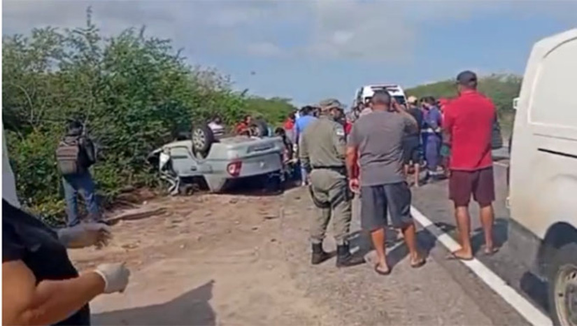 Imagem 1 - Com teor alcoólico de 1,14 mg/L no sangue, o motorista do veículo Virtus, Felipe Douglas Cavalcante M. de Vasconcelos, de 27 anos causador da tragédia, foi preso e autuado na Delegacia de Santa Cruz-RN. As vítimas seguiam de São Paulo do Potengi-RN para um aniversário em Tangará-RN e o causador da tragédia seguia de Cuité/PB para Natal/RN. No local, morreu o casal e a filha. Outras quatro crianças que estavam no banco traseiro do carro, sobreviveram. Três estão em estado grave. Imagem 1 - Com teor alcoólico de 1,14 mg/L no sangue, o motorista do veículo Virtus, Felipe Douglas Cavalcante M. de Vasconcelos, de 27 anos causador da tragédia, foi preso e autuado na Delegacia de Santa Cruz-RN. As vítimas seguiam de São Paulo do Potengi-RN para um aniversário em Tangará-RN e o causador da tragédia seguia de Cuité/PB para Natal/RN. No local, morreu o casal e a filha. Outras quatro crianças que estavam no banco traseiro do carro, sobreviveram. Três estão em estado grave.