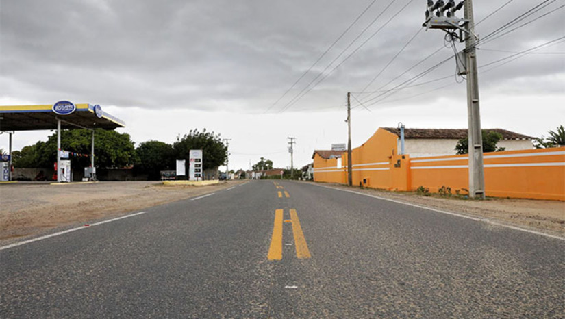 Imagem 1 -  A estrada entrou no Programa de Restauração de Rodovias, que já restaurou 1.400 km de rodovias em todo o RN. Os recursos são do empréstimo feito pelo Estado no âmbito do Programa de Equilíbrio Fiscal (PEF), autorizado durante o governo Lula. O investimento total é de R$ 428 milhões. O trecho Tenente Laurentino/Florânia estava incluso no Lote 2 do programa. A obra contemplou ainda um trecho urbano na cidade de Florânia.