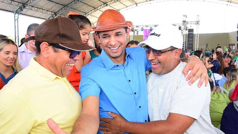 Imagem 1 -  O prefeito de Mossoró, Allyson Bezerra, acompanhado da primeira-dama Cinthia Pinheiro, participou neste domingo (22) do tradicional almoço de São João Batista em Assú. Ele foi recepcionado pelo deputado federal Benes Leocádio, pelo ex-prefeito Ivan Júnior, pelo prefeito Lula Soares e recebeu o carinho da população assuense.