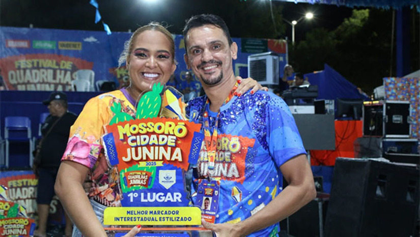 Imagem 1 - Com uma apresentação vibrante, repleta de teatralidade e homenagens à cultura nordestina, a Quadrilha Ceará Junino, de Fortaleza-CE, consagrou-se campeã do festival pelo nono ano, reforçando sua hegemonia no evento. Além do título principal, o grupo junino também levou os prêmios de Melhor Rei e Melhor Marcador, consolidando o domínio na edição de 2025. Imagem 1 - Com uma apresentação vibrante, repleta de teatralidade e homenagens à cultura nordestina, a Quadrilha Ceará Junino, de Fortaleza-CE, consagrou-se campeã do festival pelo nono ano, reforçando sua hegemonia no evento. Além do título principal, o grupo junino também levou os prêmios de Melhor Rei e Melhor Marcador, consolidando o domínio na edição de 2025.