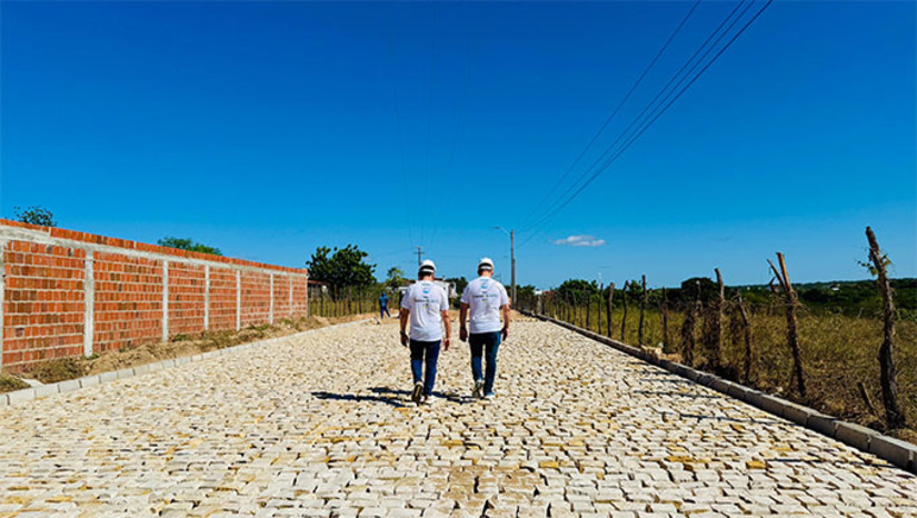 Imagem 1 - A obra representa um avanço importante para a mobilidade urbana e a valorização do bairro, com um investimento superior a R$ 200 mil, incluindo pavimentação e nova iluminação. A Rua Luiz Antônio Torres é uma via estratégica que liga o bairro diretamente à BR-405, facilitando o tráfego de veículos e pedestres e proporcionando mais segurança, conforto e qualidade de vida para os moradores. Imagem 1 - A obra representa um avanço importante para a mobilidade urbana e a valorização do bairro, com um investimento superior a R$ 200 mil, incluindo pavimentação e nova iluminação. A Rua Luiz Antônio Torres é uma via estratégica que liga o bairro diretamente à BR-405, facilitando o tráfego de veículos e pedestres e proporcionando mais segurança, conforto e qualidade de vida para os moradores.