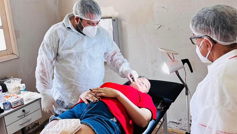 Imagem 1 - A ação foi realizada no Pronto-Socorro da Unidade Mista de Saúde Dr. Otoni Cardoso do Vale, atendendo a mais oito pacientes. Os procedimentos foram realizados pelo Dr. Icaro Medeiros, com acompanhamento do secretário municipal de Saúde, Dr. Adail Vale. As cirurgias ocorrem semanalmente e são agendadas na Secretaria de Saúde, mediante apresentação do cartão do SUS, Identidade e CPF, além de encaminhamento médico. Imagem 1 - A ação foi realizada no Pronto-Socorro da Unidade Mista de Saúde Dr. Otoni Cardoso do Vale, atendendo a mais oito pacientes. Os procedimentos foram realizados pelo Dr. Icaro Medeiros, com acompanhamento do secretário municipal de Saúde, Dr. Adail Vale. As cirurgias ocorrem semanalmente e são agendadas na Secretaria de Saúde, mediante apresentação do cartão do SUS, Identidade e CPF, além de encaminhamento médico.