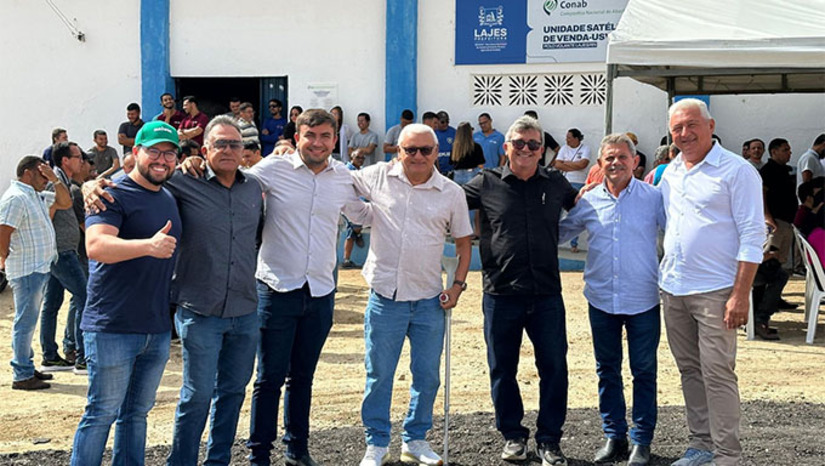 Imagem 1 -  A unidade disponibiliza, inicialmente, 400 toneladas de milho subsidiado, com atendimento aberto a agricultores de todas as cidades potiguares. O polo é fruto de uma parceria entre o Governo Federal e a Prefeitura de Lajes e tem como objetivo garantir alimento para os rebanhos de pequenos produtores, especialmente em tempos de estiagem. A estimativa é que o polo atenda, nesse primeiro momento, agricultores de 13 municípios da região e movimente cerca de R$ 31 milhões nos dois primeiros meses de operação