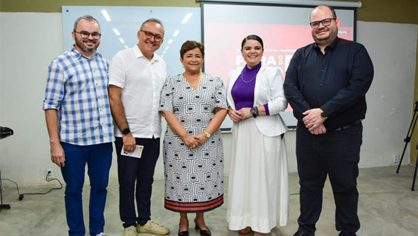 Imagem 1 -  Com o lema “Alerta: os livros estão voltando a invadir Mossoró”, a Feira do Livro de 2025 celebra duas décadas como uma das maiores iniciativas de incentivo à leitura no interior do estado. Serão cinco dias de programação intensa, de 11 a 15 de agosto, com mais de 12 horas diárias de atividades literárias e culturais, começando às 8h e seguindo até as 21h. A tradicional Feira do Livro de Mossoró chega à sua vigésima edição em 2025 e será sediada na Uern.