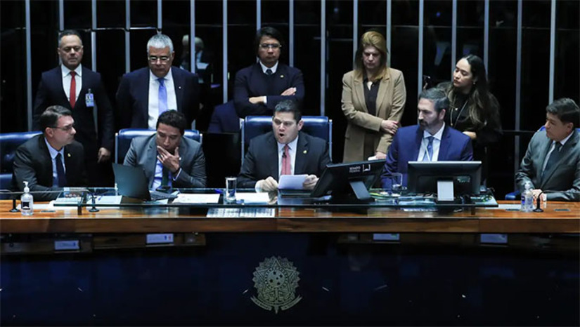 Imagem 1 -  Os senadores aprovaram nesta quarta-feira (25) o aumento do número de deputados federais, ou seja, após as eleições de 2026, a Câmara dos Deputados terá 531 representantes, 18 a mais que os atuais 513. Com isto, o número de deputados federais no Rio Grande do Norte aumenta de 8 para 10 e o número de deputados estaduais de 24 para 30.  O projeto de lei complementar foi aprovado com 41 votos favoráveis contra 33 contrários.