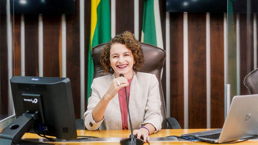 Imagem 1 -  A pesquisa Seta, divulgada pela 94 FM nesta terça-feira (25), aponta a deputada estadual Isolda Dantas como a mais citada para deputada estadual da federação da governadora nas eleições de 2026. Isolda, que já é a mulher mais bem votada da história da ALRN, lidera as intenções em Mossoró e segue com forte popularidade no Estado.