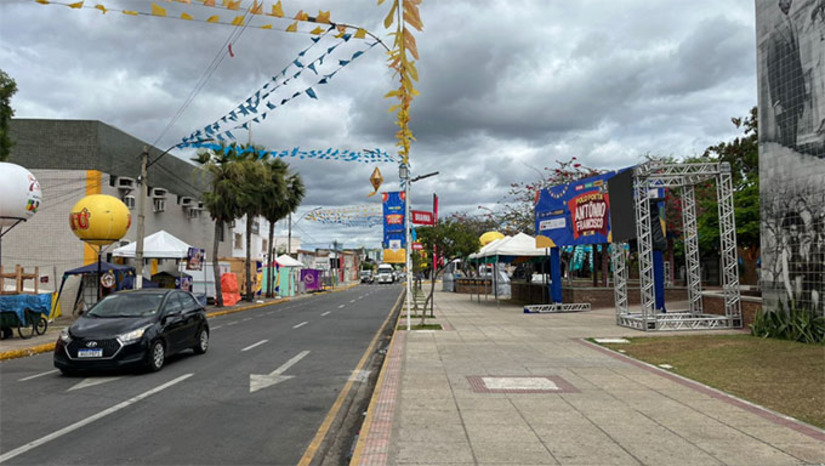 Imagem 1 -  O fechamento da avenida Rio Branco e vias próximas começa na quinta (26), às 18h, com bloqueio total a partir das 23h59 da sexta (27). No sábado (28), o acesso será restrito a moradores até as 10h. Ambulantes entrarão por dois portões específicos e veículos de carga terão circulação limitada. A operação visa segurança, mobilidade e organização no maior arrastão junino da cidade.