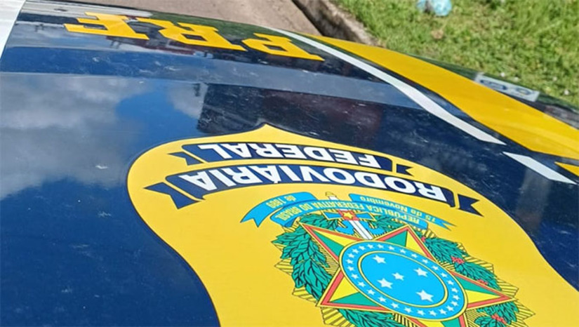 Imagem 1 - A Polícia Rodoviária Federal (PRF) prendeu, na manhã desta sexta-feira (27), duas pessoas e recuperou dois veículos adulterados durante fiscalizações na BR-110 em Areia Branca. Dois homens foram detidos conduzindo motocicletas com placas irregulares. O casso foi encaminhado à delegacia local. A PRF reforçou o compromisso no combate à criminalidade nas rodovias federais. Imagem 1 - A Polícia Rodoviária Federal (PRF) prendeu, na manhã desta sexta-feira (27), duas pessoas e recuperou dois veículos adulterados durante fiscalizações na BR-110 em Areia Branca. Dois homens foram detidos conduzindo motocicletas com placas irregulares. O casso foi encaminhado à delegacia local. A PRF reforçou o compromisso no combate à criminalidade nas rodovias federais.