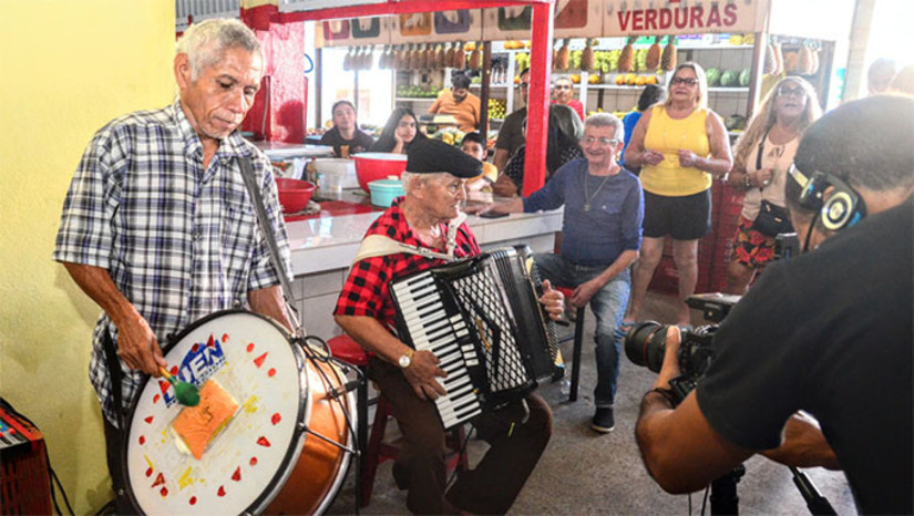Imagem 1 - O Polo "Raiá do Dia" inseriu os mercados públicos na programação do São João mais cultural do Brasil e garantiu a festa daqueles que, logo cedo, movimentam a economia nestes espaços tradicionais. A programação do "Raiá do Dia" será finalizada neste sábado, com apresentações nos mercados do Bom Jardim, Alto da Conceição, Mercado do Centro e Mercado da Cobal. Imagem 1 - O Polo "Raiá do Dia" inseriu os mercados públicos na programação do São João mais cultural do Brasil e garantiu a festa daqueles que, logo cedo, movimentam a economia nestes espaços tradicionais. A programação do "Raiá do Dia" será finalizada neste sábado, com apresentações nos mercados do Bom Jardim, Alto da Conceição, Mercado do Centro e Mercado da Cobal.
