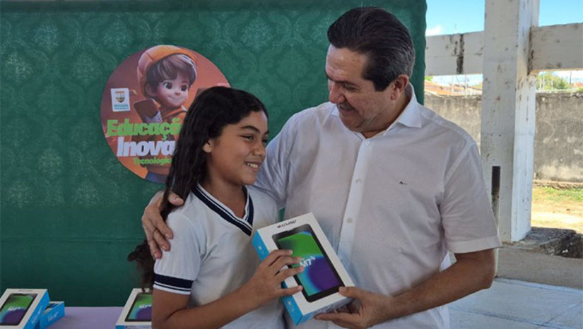 Imagem 1 -  O aparelho, no entanto, só pode ser usado para fins de pesquisas com orientação do professor na escola e supervisão dos pais em casa. Segundo o prefeito Bibi de Nenca, além deste projeto que busca ensinar o uso racional das telas, as 12 escolas do município foram reformadas e climatizadas e está iniciando a construção de mais uma grande escola no município, para somar com o IERN, que já foi concluído e inaugurado pelo Estado.