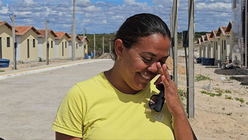Imagem 1 -  No dia 12 de junho de 2025, a Prefeita Lidiane Marques, Tibau, entregou mais 30 casas, de um total de 100 que está construindo com recursos próprios para as famílias carentes de Tibau-RN. O secretário Costa, de Obras, disse que a Prefeitura vai construir outras 46 casas com recursos do Programa Minha Casa Minha Vida, do Governo Federal.  Quem já recebeu, festeja. “Cê tá no seu cantinho e num tem quem lhe tire dalí”, diz a técnica de enfermagem Maria Sydaine do Nascimento, que recebeu casa no dia 12 de junho.