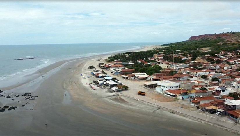 Imagem 1 -  A multa dobra de valor a cada 30 dias. O fato aconteceu há cerca de 30 dias na praia de Ponta do Mel, no litoral do município de Areia Branca. A medida da Superintendência do Patrimônio da União (SPU-RN), seguindo determinação da Justiça Federal, tem como objetivo retirar as sete barracas da área da união. O prefeito de Areia Branca, Sousa, disse que está realizando diligências no SPU e na Justiça Federal buscando uma solução.