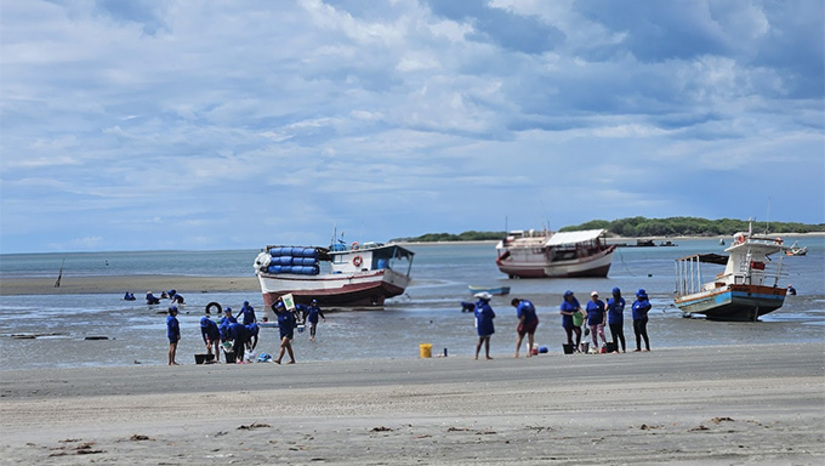 Imagem 1 -  Ocorre que o local que as marisqueiras de Icapui-RN pescaram mais de meia tonelada de búzios, segundo a Associação das Marisqueiras de Grossos-RN, o setor de engenharia de pesca da UFERSA recomenda não pescar naquele local, pois há fortes indícios de contaminação da água com óleo dos motores dos barcos, lanchas, moto aquáticas e grandes balsas. As marisqueiras de Icapui falaram que lá não tem mais marisco, o que leva elas a saírem para pescar em outros municípios.