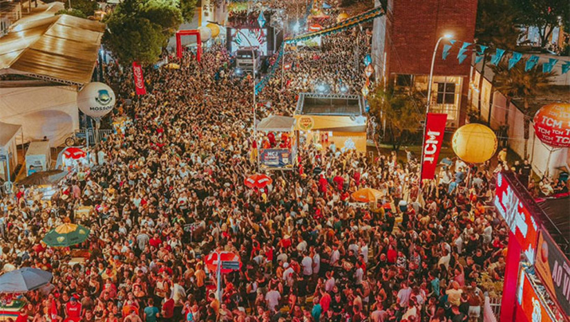Imagem 1 -  O Mossoró Cidade Junina 2025 reuniu um público total de 1.551.099 pessoas ao longo da programação, encerrada no sábado (28) com o Boca da Noite. O número supera o recorde do ano anterior. Destaque para o Pingo da Mei Dia, que abriu os festejos com 250.536 pessoas, e para o show de Wesley Safadão, que atraiu 105.862 na Estação das Artes. Os demais polos culturais e festivos também registraram grande participação, consolidando o evento como um dos maiores do país.