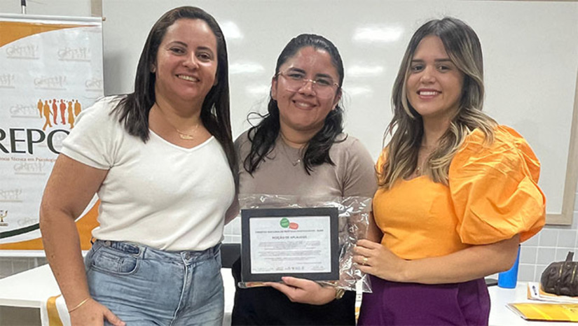 Imagem 1 -  O CAPS I de Upanema recebeu uma Moção de Aplausos pela participação na Pré-Etapa Mossoró da I Mostra Regional de Práticas Profissionais, promovida pelo Conselho Regional de Psicologia da 17ª Região. O evento reuniu profissionais para debater os desafios e avanços na Rede de Atenção Psicossocial do RN. Na ocasião, a equipe do CAPS Upanema compartilhou suas experiências, ressaltando o compromisso com o cuidado em liberdade e os princípios da luta antimanicomial.