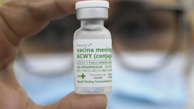 Imagem 1 - Em Mossoró, a secretaria municipal de saúde já está ofertando a atualização da vacina. De acordo com o coordenador de imunização, Etevaldo Lima, o esquema vacinal inclui duas doses da vacina meningocócica C, aplicadas aos três e cinco meses, e um reforço aos doze meses. Com a atualização, esse reforço será feito com a vacina ACWY, que protege contra os sorogrupos A, C, W e Y. Imagem 1 - Em Mossoró, a secretaria municipal de saúde já está ofertando a atualização da vacina. De acordo com o coordenador de imunização, Etevaldo Lima, o esquema vacinal inclui duas doses da vacina meningocócica C, aplicadas aos três e cinco meses, e um reforço aos doze meses. Com a atualização, esse reforço será feito com a vacina ACWY, que protege contra os sorogrupos A, C, W e Y.