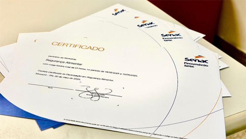 Imagem 1 - A Prefeitura de Mossoró inicia esta semana a entrega dos certificados do Programa “Venda+ MCJ”. A iniciativa, realizada em parceria com a Fecomércio e o SENAC, capacitou centenas de ambulantes, prestadores de serviços e microempreendedores para otimizar vendas e melhorar o atendimento durante o MCJ 2025. As capacitações abordaram temas como segurança alimentar, gestão de vendas e técnicas de atendimento. A entrega dos certificados acontece de 1º a 4 de julho na sede da SEDINT. Imagem 1 - A Prefeitura de Mossoró inicia esta semana a entrega dos certificados do Programa “Venda+ MCJ”. A iniciativa, realizada em parceria com a Fecomércio e o SENAC, capacitou centenas de ambulantes, prestadores de serviços e microempreendedores para otimizar vendas e melhorar o atendimento durante o MCJ 2025. As capacitações abordaram temas como segurança alimentar, gestão de vendas e técnicas de atendimento. A entrega dos certificados acontece de 1º a 4 de julho na sede da SEDINT.