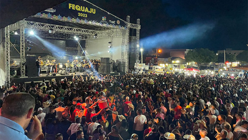 Imagem 1 -  A Prefeitura de Serra do Mel divulgou a programação oficial do Fequaju 2025, maior festival de quadrilhas juninas do interior do RN, que acontecerá de 23 a 26 de julho na Praça Cortez Pereira, na Vila Brasília. O evento reunirá tradição, cultura popular e grandes atrações como Michele Andrade, Brasas do Forró, Júnior Viana, Zé Cantor, Lagosta Bronzeada, Vicente Nery, Thullio Milionário, Cavaleiros do Forró e Jarly Almeida, além de bandas locais. Segundo o prefeito Kênio Azevedo, o festival valoriza a cultura, fortalece a economia e promete movimentar a cidade, atraindo público de toda a região.