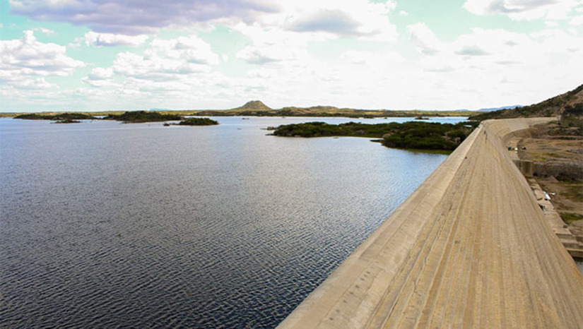 Imagem 1 - O Igarn realiza o monitoramento de 69 reservatórios em todo o território potiguar. O maior reservatório do estado, a barragem Armando Ribeiro Gonçalves, localizada na região do Vale do Açu, está com 58,60% de sua capacidade. Já a barragem Oiticica, em Jucurutu, a segunda maior manancial do RN, acumula o equivalente a 13,92%. Quatro reservatórios estão com 100% da capacidade. Por outro lado, 11 reservatórios se encontram em situação crítica, com volumes inferiores a 10% da capacidade total. Imagem 1 - O Igarn realiza o monitoramento de 69 reservatórios em todo o território potiguar. O maior reservatório do estado, a barragem Armando Ribeiro Gonçalves, localizada na região do Vale do Açu, está com 58,60% de sua capacidade. Já a barragem Oiticica, em Jucurutu, a segunda maior manancial do RN, acumula o equivalente a 13,92%. Quatro reservatórios estão com 100% da capacidade. Por outro lado, 11 reservatórios se encontram em situação crítica, com volumes inferiores a 10% da capacidade total.