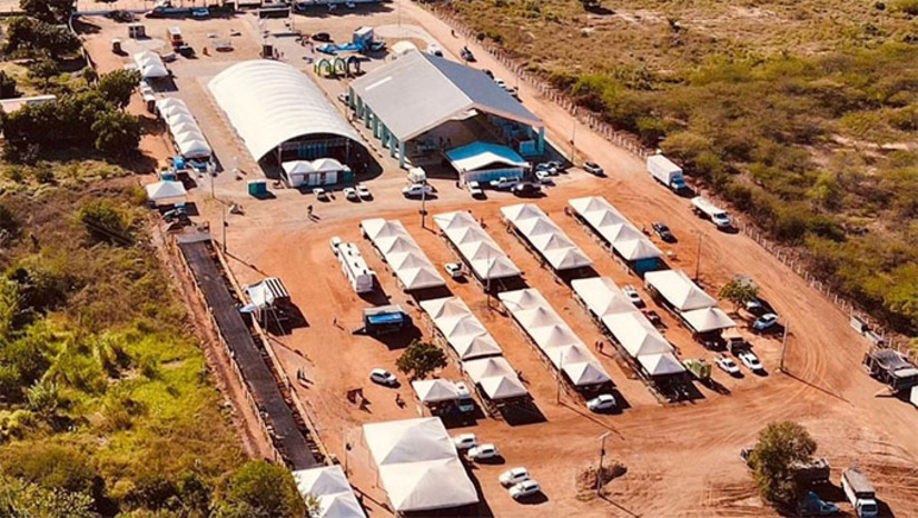 Imagem 1 -  A Prefeitura de Apodi inicia, na próxima segunda-feira (7), o cadastramento para comerciantes, feirantes e ambulantes interessados em atuar na IV EXPOAP. O cadastro segue até o dia 11 de julho e contempla tendas, trailers e pontos comerciais. A EXPOAP será realizada de 25 a 27 de julho e se consolidou como um dos maiores eventos agropecuários do estado, movimentando a economia local e oferecendo espaço para negócios, exposições, apresentações culturais e shows. A expectativa é de recorde de público e de geração de emprego e renda em 2025.