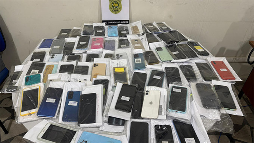 Imagem 1 - A Polícia Civil do Rio Grande do Norte, por meio da DEFUR/Mossoró, realizou nesta quarta-feira (2) a entrega de 120 celulares recuperados durante a Operação Radar, que combate a comercialização de aparelhos roubados ou furtados. Em 2025, já foram devolvidos 230 celulares a seus donos. A polícia reforça que comprar aparelhos de origem ilícita configura crime de receptação, com pena de até quatro anos de prisão. Vítimas devem registrar boletim de ocorrência e informar o IMEI do aparelho. Imagem 1 - A Polícia Civil do Rio Grande do Norte, por meio da DEFUR/Mossoró, realizou nesta quarta-feira (2) a entrega de 120 celulares recuperados durante a Operação Radar, que combate a comercialização de aparelhos roubados ou furtados. Em 2025, já foram devolvidos 230 celulares a seus donos. A polícia reforça que comprar aparelhos de origem ilícita configura crime de receptação, com pena de até quatro anos de prisão. Vítimas devem registrar boletim de ocorrência e informar o IMEI do aparelho.