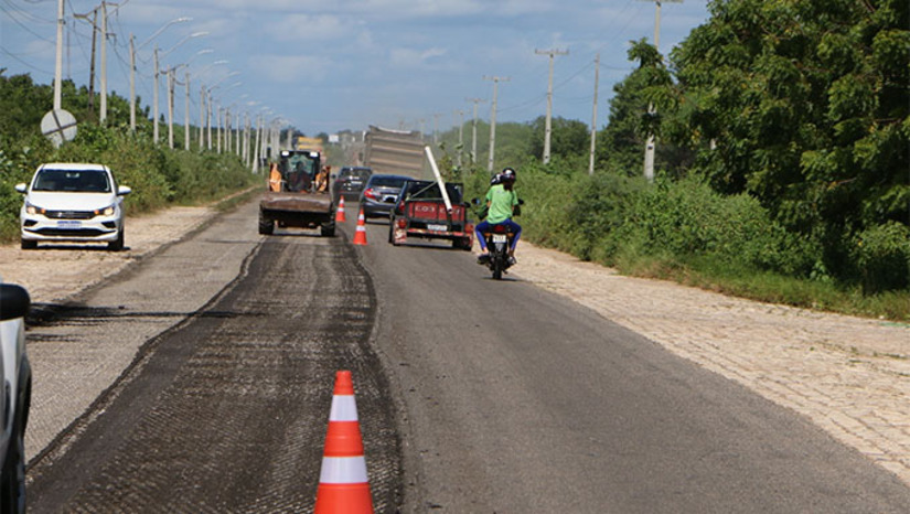 Imagem 1 -  A segunda etapa do Programa de Recuperação de Rodovias Estaduais será lançado nesta quinta-feira (03) ás 10h30, no auditório da Governadoria. Serão anunciados os detalhes para a recuperação de 664,80 km de estradas, beneficiando municípios dos distritos rodoviários de Mossoró, Caicó, Nova Cruz, Natal e Pau dos Ferros. A nova fase dá continuidade ao trabalho iniciado em 2023, ampliando as melhorias na malha viária estadual.