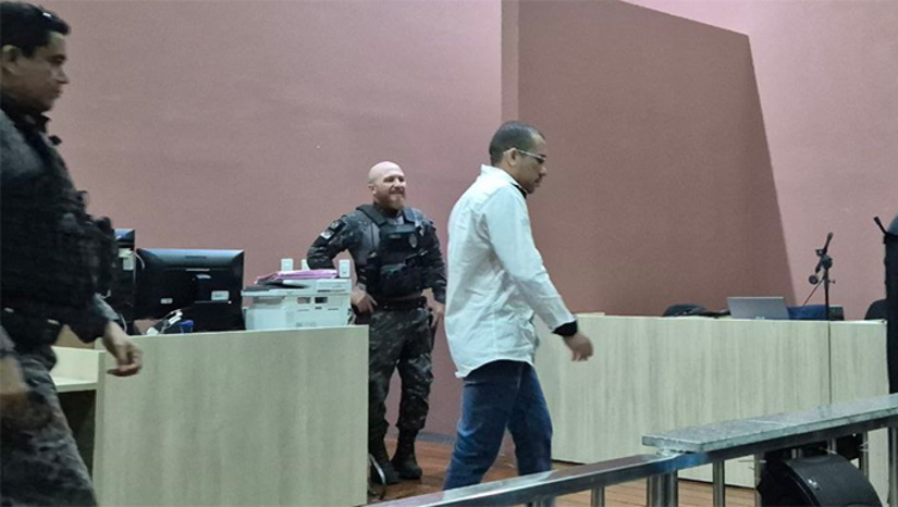 Imagem 1 - Promotor Italo Moreira Martins narrou que os jurados reconheceram que Fusquinha corrompeu o menor para raptar a vítima Daniel Sousa, mas o absolveu da acusação de homicídio mediante meio cruel e ocultação de cadáver". “Eu recorri ainda no plenário, para que o caso seja novamente levado a júri”, destaca o promotor. Imagem 1 - Promotor Italo Moreira Martins narrou que os jurados reconheceram que Fusquinha corrompeu o menor para raptar a vítima Daniel Sousa, mas o absolveu da acusação de homicídio mediante meio cruel e ocultação de cadáver". “Eu recorri ainda no plenário, para que o caso seja novamente levado a júri”, destaca o promotor.