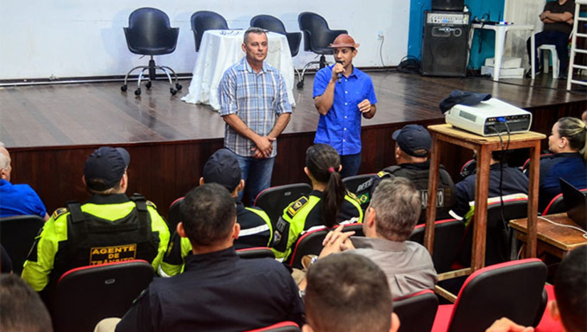 Imagem 1 -  O encontro apresentou o balanço das ações e destacou a redução de ocorrências durante o evento, considerado o maior da história do MCJ. A Guarda Civil Municipal registrou queda de 32% nas ocorrências e a Polícia Militar, redução de 79%. As autoridades atribuíram os bons resultados ao planejamento integrado, uso de tecnologia e participação da população. A segurança do evento obteve aprovação de mais de 90% do público, consolidando o MCJ 2025 como exemplo de tranquilidade e organização.
