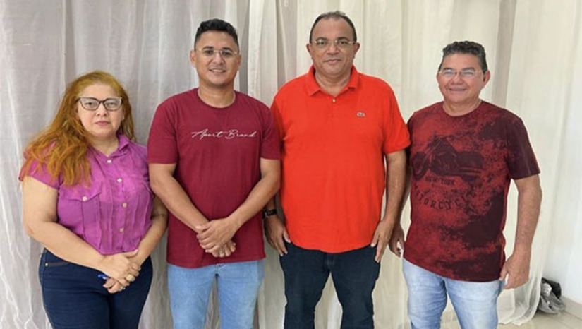 Imagem 1 - O prefeito de Felipe Guerra, Salomão Gomes, se reuniu com a equipe administrativa para definir a implantação do serviço regular de coleta de lixo nas comunidades rurais de São Lourenço e Pindoba. A coleta começará no dia 10 de julho, antecedida por uma ação de limpeza geral no dia 8. A iniciativa faz parte do plano municipal de preservação ambiental, melhoria da qualidade de vida no campo e fortalecimento da infraestrutura rural, reafirmando o compromisso da gestão com o desenvolvimento sustentável. Imagem 1 - O prefeito de Felipe Guerra, Salomão Gomes, se reuniu com a equipe administrativa para definir a implantação do serviço regular de coleta de lixo nas comunidades rurais de São Lourenço e Pindoba. A coleta começará no dia 10 de julho, antecedida por uma ação de limpeza geral no dia 8. A iniciativa faz parte do plano municipal de preservação ambiental, melhoria da qualidade de vida no campo e fortalecimento da infraestrutura rural, reafirmando o compromisso da gestão com o desenvolvimento sustentável.