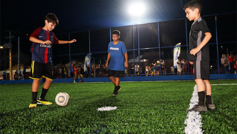 Imagem 1 -  A Prefeitura de Mossoró abrirá de 7 a 11 de julho as inscrições para as atividades esportivas gratuitas nas Areninhas dos bairros Belo Horizonte e Santo Antônio. O projeto foi criado pelo ex-senador Jean Paul Prates , que também destinou os recursos para construir através da Prefeitura de Mossoró e para manter através da FUCERN/IFRN. É voltado para o incentivo ao esporte, saúde e cidadania, oferece aulas de futebol society para crianças e adolescentes de 7 a 17 anos e atividade funcional para adultos, presente em todas as regiões do RN. Em Mossoró, são 120 vagas distribuídas em três turmas de futebol e uma de funcional. As inscrições devem ser feitas presencialmente nas areninhas. 