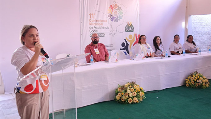 Imagem 1 -  O anúncio foi realizado durante a Conferência Municipal de Assistência Social, que reuniu autoridades e representantes da sociedade civil para debater políticas públicas na área.  As novas moradias se somam às 200 unidades habitacionais do programa Meu Lar, Meu Sonho, que já estão em fase avançada de execução. A iniciativa demonstra o empenho da gestão municipal em garantir dignidade e qualidade de vida às famílias grossenses.