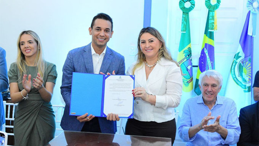 Imagem 1 -  A posse da ex-prefeita Shirley Targino, que assume a Secretaria Municipal de Assistência Social, Cidadania e Juventude de Mossoró acconteceu nesta sexta-feira (04). A cerimônia também contou com a presença do deputado federal, João Maia, esposo de Shirley, e do deputado estadual Neilton Diógenes. A chegada de Shirley à gestão do prefeito Allyson mostra também a força política do chefe do poder executivo de Mossoró e a capacidade de articulação e diálogo com a classe política. ‘’Shirley chega para somar ao nosso trabalho e contribuir com a cidade de Mossoró’’, pontuou o prefeito.