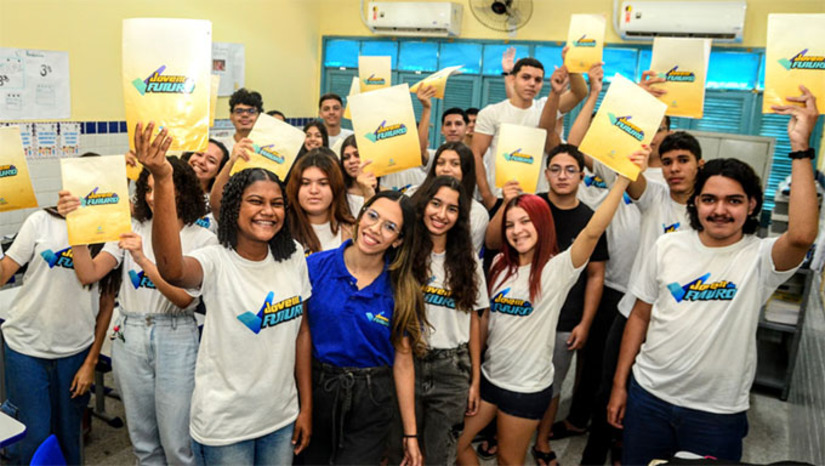 Imagem 1 -  A Prefeitura de Mossoró concluiu neste sábado (5) a primeira etapa do programa “Jovem do Futuro”, promovido pela Secretaria Municipal de Assistência Social (Semasc). Os participantes tiveram 8 aulas sobre cidadania e empreendedorismo e, a partir de agora, iniciarão a capacitação técnica, escolhendo entre 30 cursos disponíveis. O programa contou com o apoio de universitários como monitores e foi elogiado pelos alunos pela oportunidade de aprendizado e transformação pessoal. 