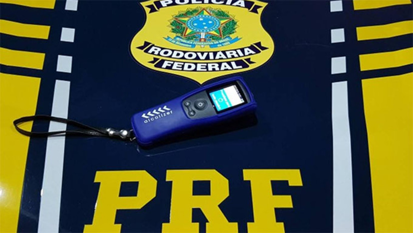 Imagem 1 -  A abordagem aconteceu por volta das 20h13, quando os policiais deram ordem de parada a um RENAULT/Sandero. Durante a fiscalização, foi constatado que o condutor não portava documentos de identificação e apresentava sinais visíveis de embriaguez. Submetido ao teste de alcoolemia, o resultado foi de 0,74 miligramas de álcool por litro de ar alveolar, valor muito acima do limite legal, configurando crime de trânsito. Diante do flagrante, o homem foi detido e encaminhado à Delegacia de Polícia Civil de Mossoró.