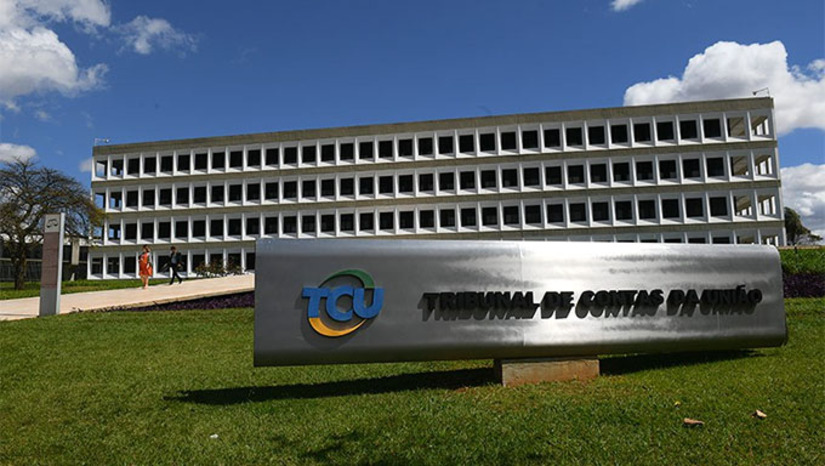 Imagem 1 -  Moradores de Serrinha dos Pintos, no Rio Grande do Norte, participam de um projeto-piloto inédito de fiscalização cidadã. A iniciativa, parceria entre o Tribunal de Contas da União (TCU) e a govtech Colab, permite que a população acompanhe obras públicas e envie fotos pelo aplicativo, recebendo a partir de R$ 50 por verificação validada. O projeto usa tecnologia para aproximar governo e sociedade, testando um novo modelo de auditoria colaborativa previsto no Marco Legal das Startups e na nova Lei de Licitações. A expectativa é expandir o formato para outros municípios do país.